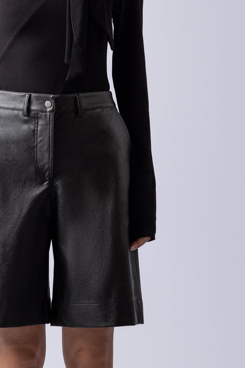 KUMI LEATHER SHORTS black